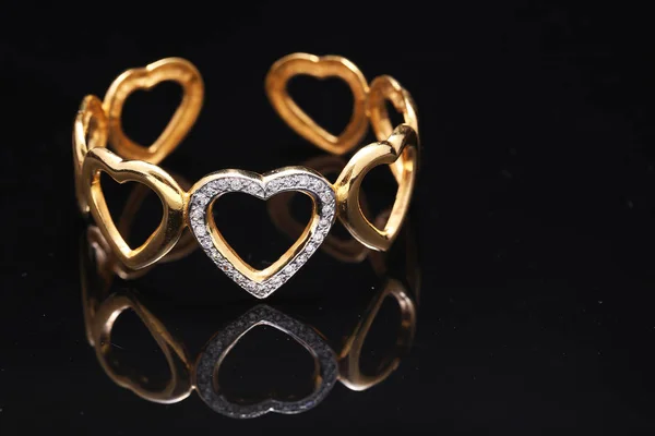 Bracciale in oro con cuori — Foto Stock