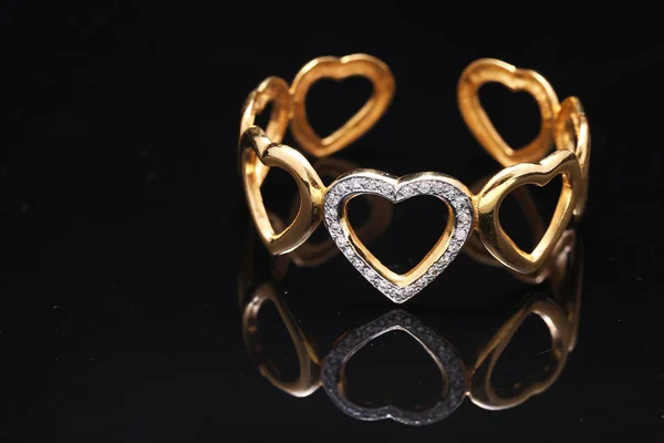 Pulsera de oro con corazones — Foto de Stock