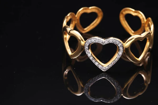 Золотий браслет з серцями — стокове фото
