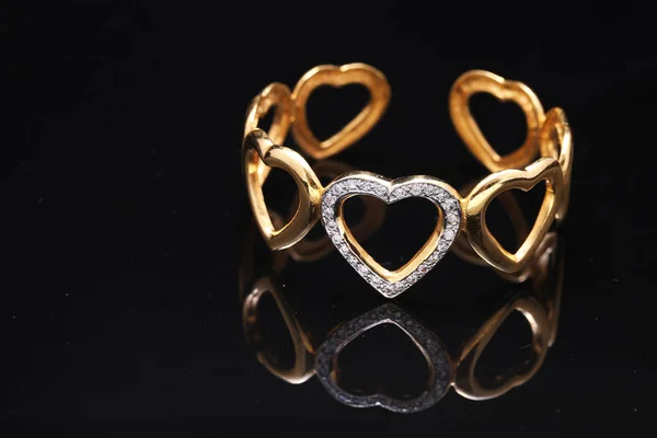 Pulsera de oro con corazones — Foto de Stock