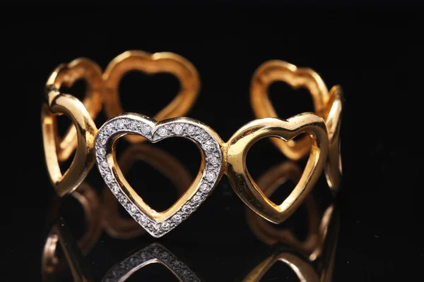 Bracelet en or avec des coeurs — Photo