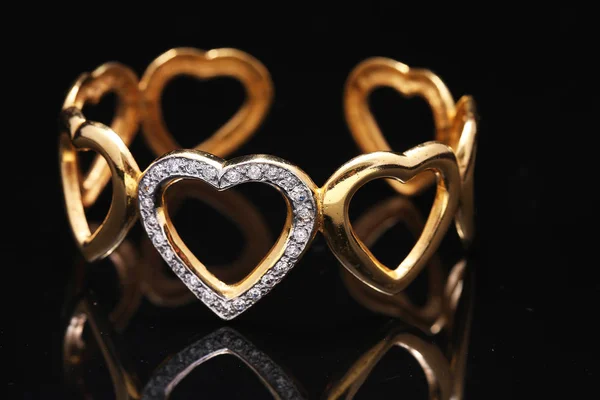 Pulsera de oro con corazones — Foto de Stock