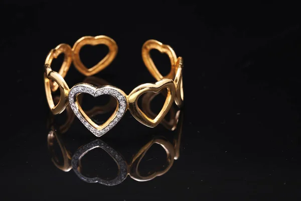 Złota bransoletka z sercami — Zdjęcie stockowe