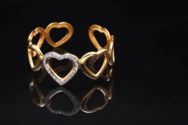 Pulsera de oro con corazones — Foto de Stock