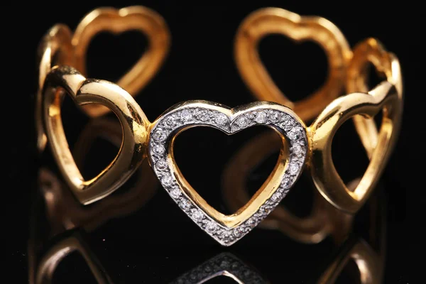 Pulsera de oro con corazones — Foto de Stock