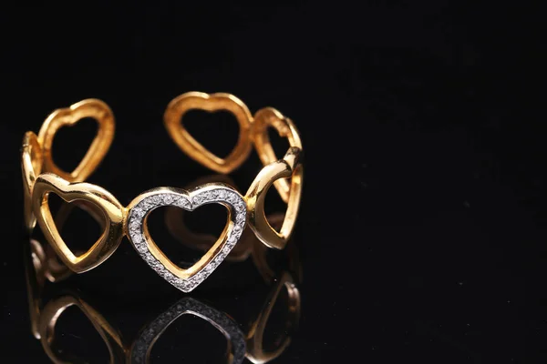 Pulsera de oro con corazones — Foto de Stock