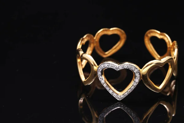 Gouden armband met hartjes — Stockfoto