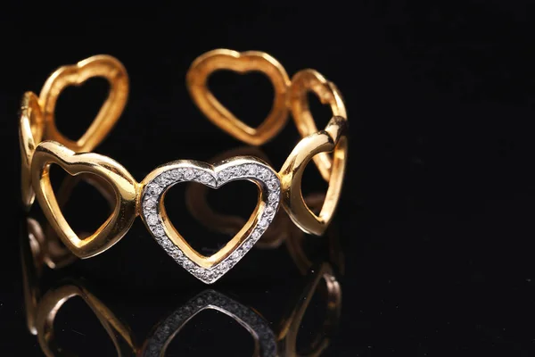 Gouden armband met hartjes — Stockfoto
