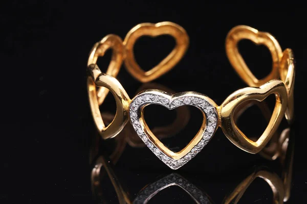Bracelet en or avec des coeurs — Photo