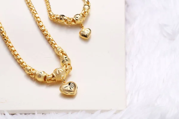 Arany szív medál, nyak csipke, arany karkötő — Stock Fotó