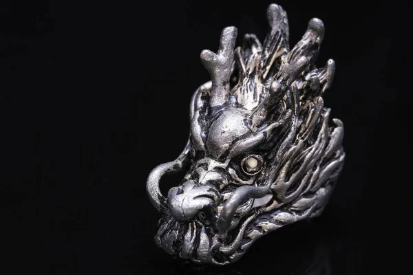 Ejder gümüşü yüzüğü, Ejder kafası — Stok fotoğraf