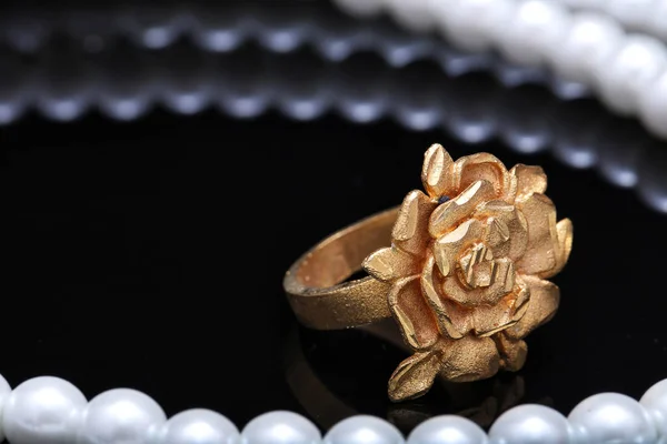 Gold rose ring and pearl — 스톡 사진