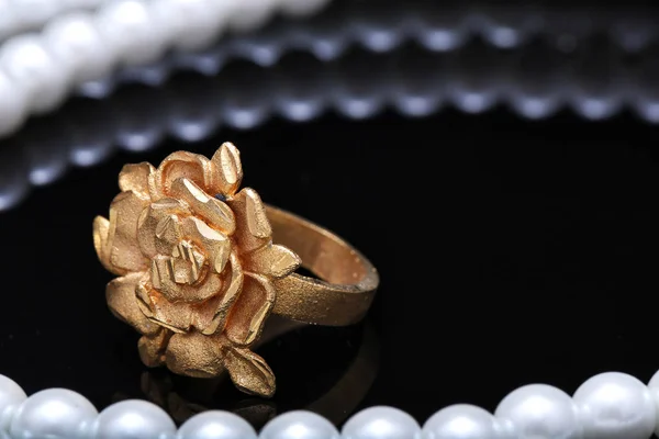 Gold Rose Ring und Perle — Stockfoto