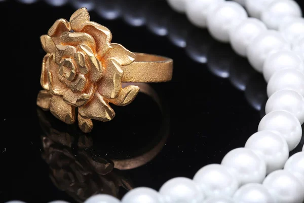 Gold rose ring and pearl — 스톡 사진