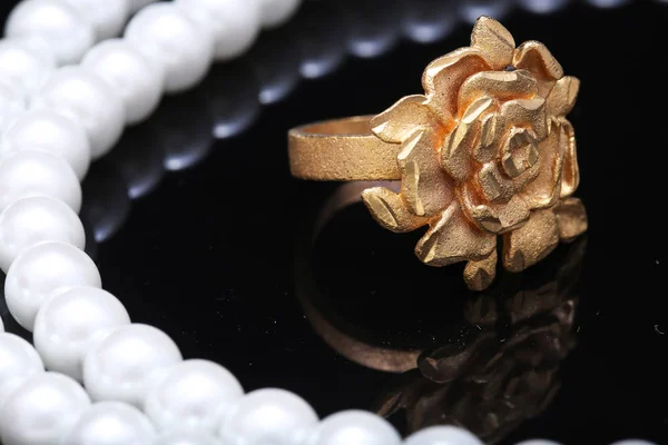 gold rose ring and pearl