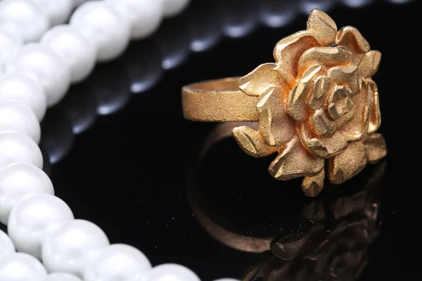 Χρυσό δαχτυλίδι τριαντάφυλλο και μαργαριτάρι — Φωτογραφία Αρχείου