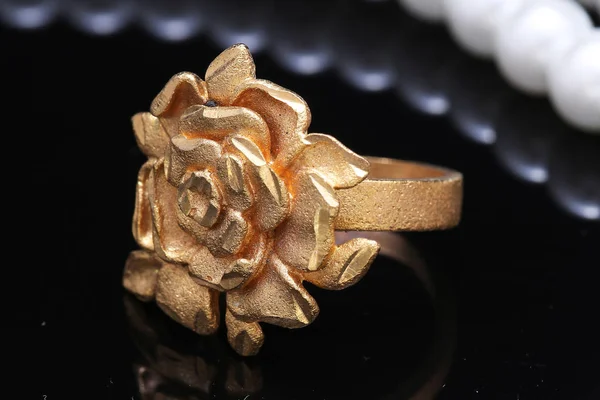 gold rose ring and pearl