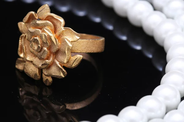Gold rose ring and pearl — 스톡 사진