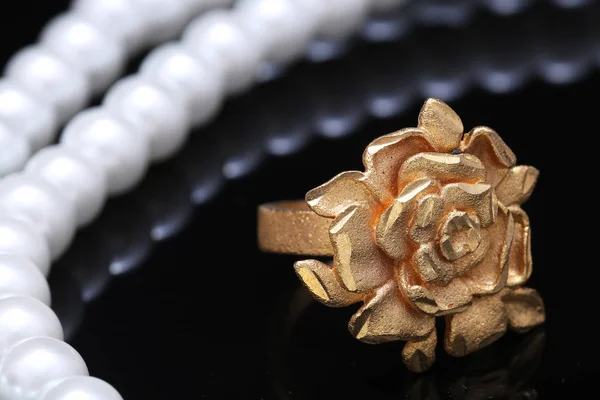 金色的玫瑰戒指和珍珠 — 图库照片