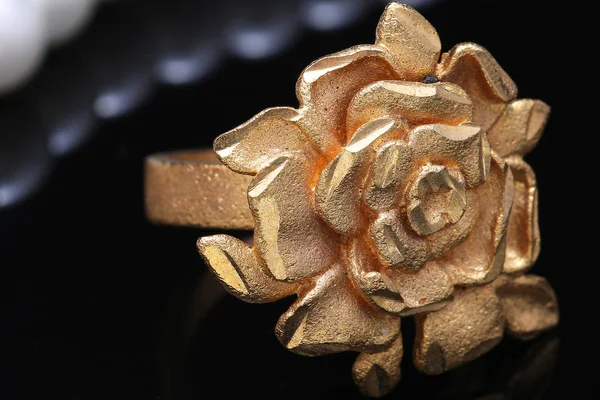 Gold rose ring and pearl — 스톡 사진