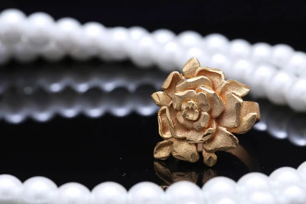 Zlatá růže, zlatý prsten módní elegantní — Stock fotografie