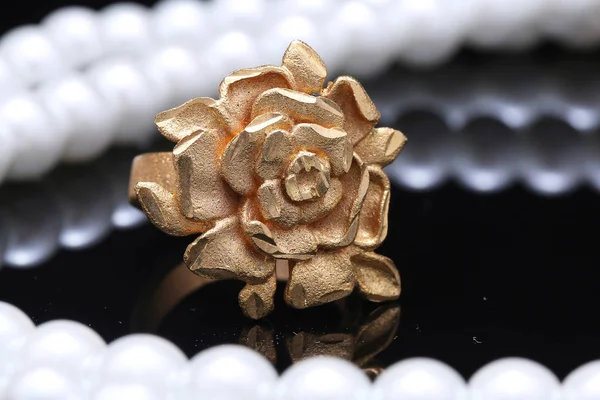 Χρυσό τριαντάφυλλο, χρυσό δαχτυλίδι μοντέρνο κομψό κομψό — Φωτογραφία Αρχείου