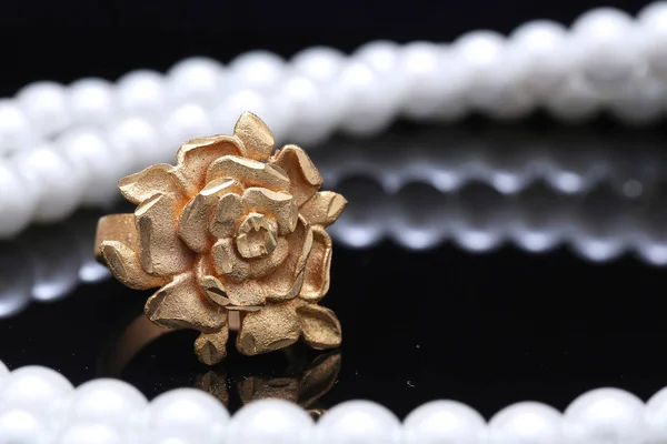 Gold rose, gold ring fashionable stylish elegant — 스톡 사진