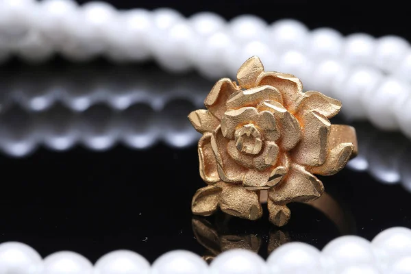 Gold Rose, Goldring modisch elegant — Stockfoto