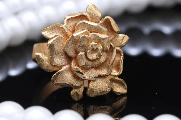 Gold rose, gold ring fashionable stylish elegant — 스톡 사진