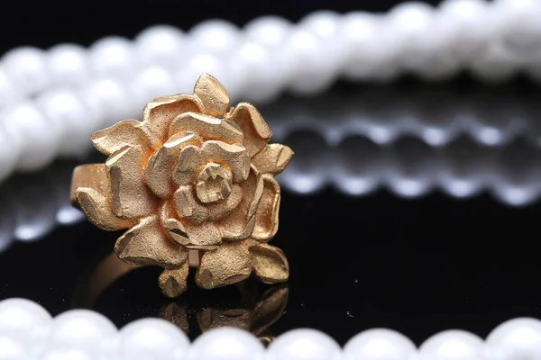 Gold rose, gold ring fashionable stylish elegant — 스톡 사진