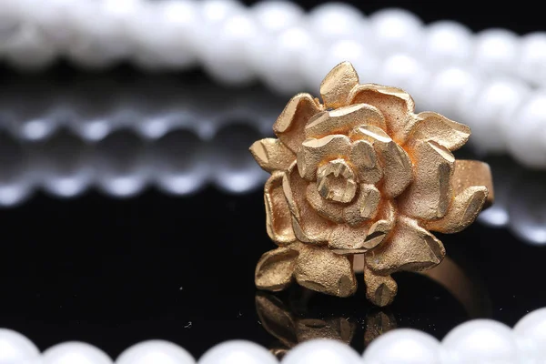 Ouro subiu, anel de ouro elegante elegante elegante — Fotografia de Stock
