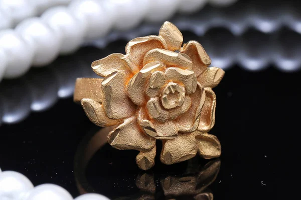 Złoty pierścień róży i perła — Zdjęcie stockowe
