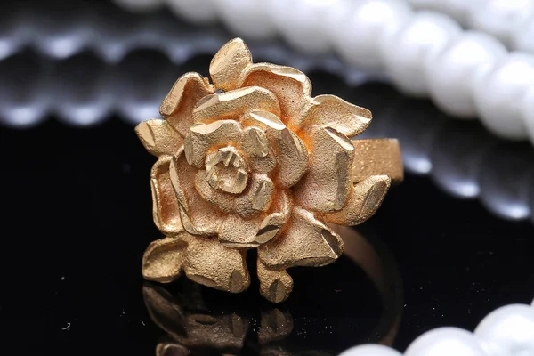 Χρυσό δαχτυλίδι τριαντάφυλλο και μαργαριτάρι — Φωτογραφία Αρχείου