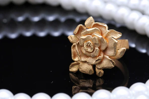 Gold Rose Ring und Perle — Stockfoto