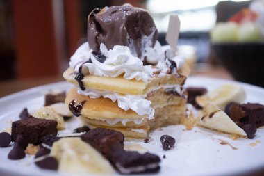 Çikolatalı krep, krem şanti, brownie