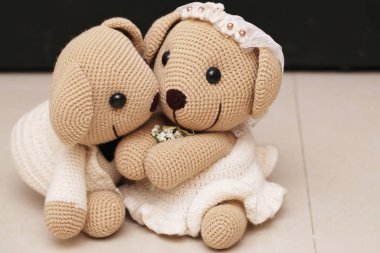 Aşık ayı, düğünlü oyuncak ayı.