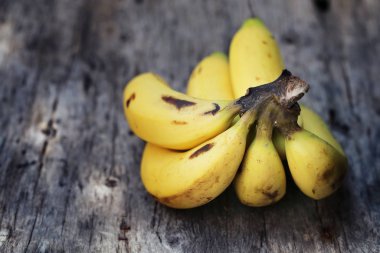 ahşap zemin üzerinde taze muz