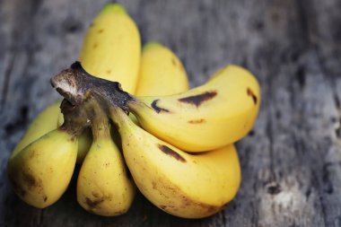 ahşap zemin üzerinde taze muz