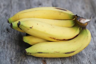 ahşap zemin üzerinde taze muz