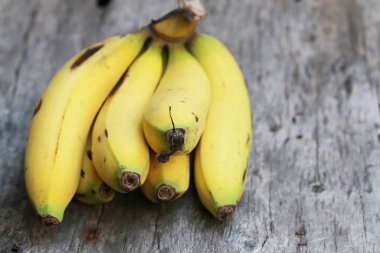 ahşap zemin üzerinde taze muz