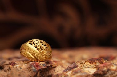 Taş dokusunda eski altın bir yüzük