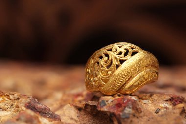 Taş dokusunda eski altın bir yüzük