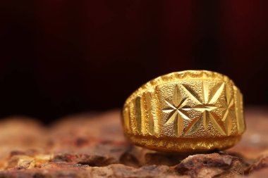 Taş dokusunda eski altın bir yüzük