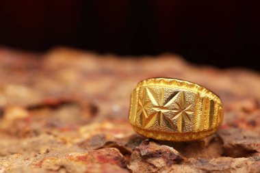 Taş dokusunda eski altın bir yüzük