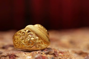 Taş dokusunda eski altın bir yüzük