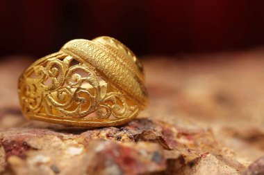 Taş dokusunda eski altın bir yüzük