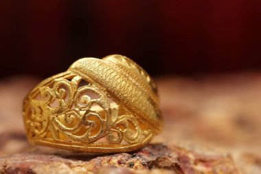 Taş dokusunda eski altın bir yüzük