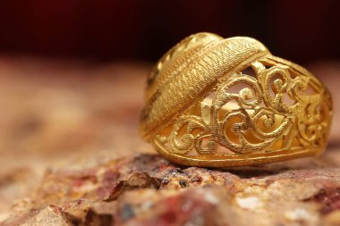 Taş dokusunda eski altın bir yüzük