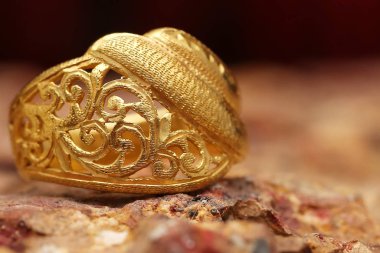 Taş dokusunda eski altın bir yüzük