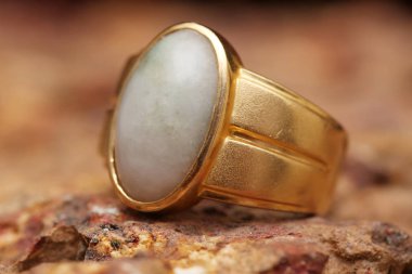 Taş dokusunda eski altın bir yüzük